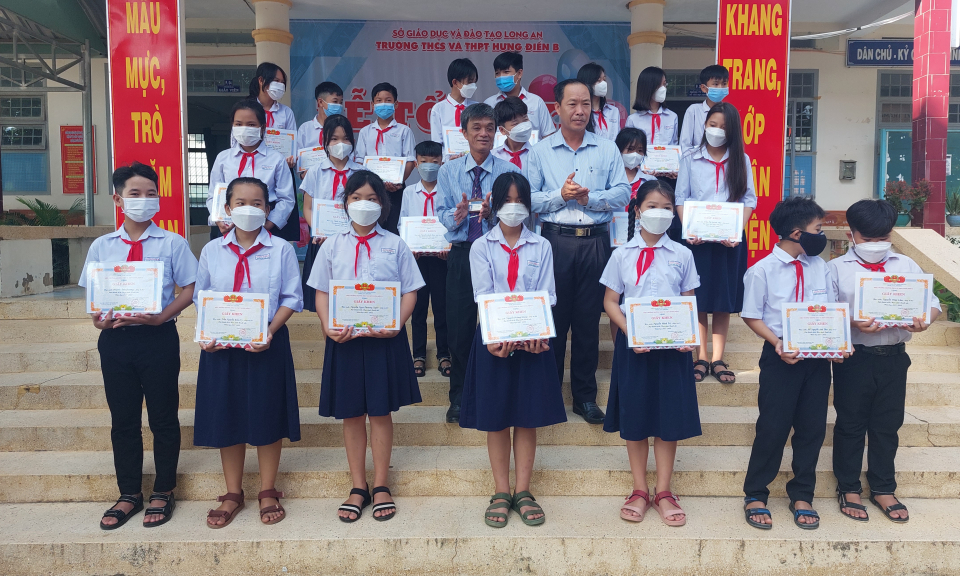 Trường Trung học cơ sở - Trung học phổ thông Hưng Điền B tổng kết năm học 2021- 2022