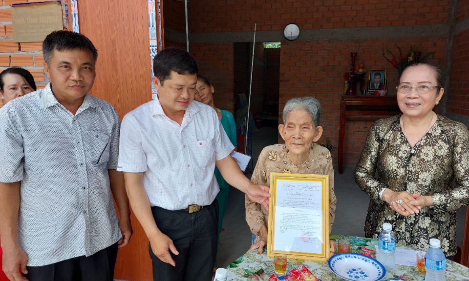 Huyện Châu Thành trao tặng mái ấm tình thương cho hộ nghèo.