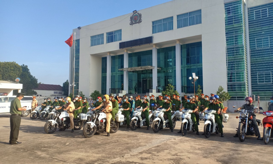 Công an Đức Huệ ra quân xử lý các hành vi vi phạm trật tự ATGT