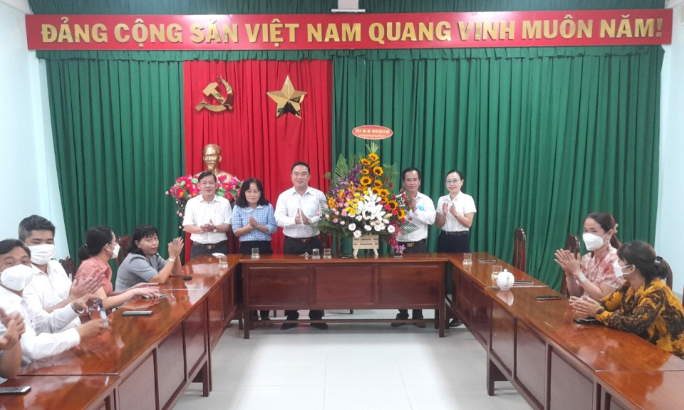 Huyện ủy Tân Thạnh chúc mừng Ngày Báo chí Cách mạng Việt Nam 21/6