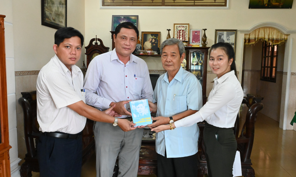 Trao tặng Hồi ký “Từ Ba Cụm vào Chiến Khu” cho Thư viện Nguyễn Hữu Thọ
