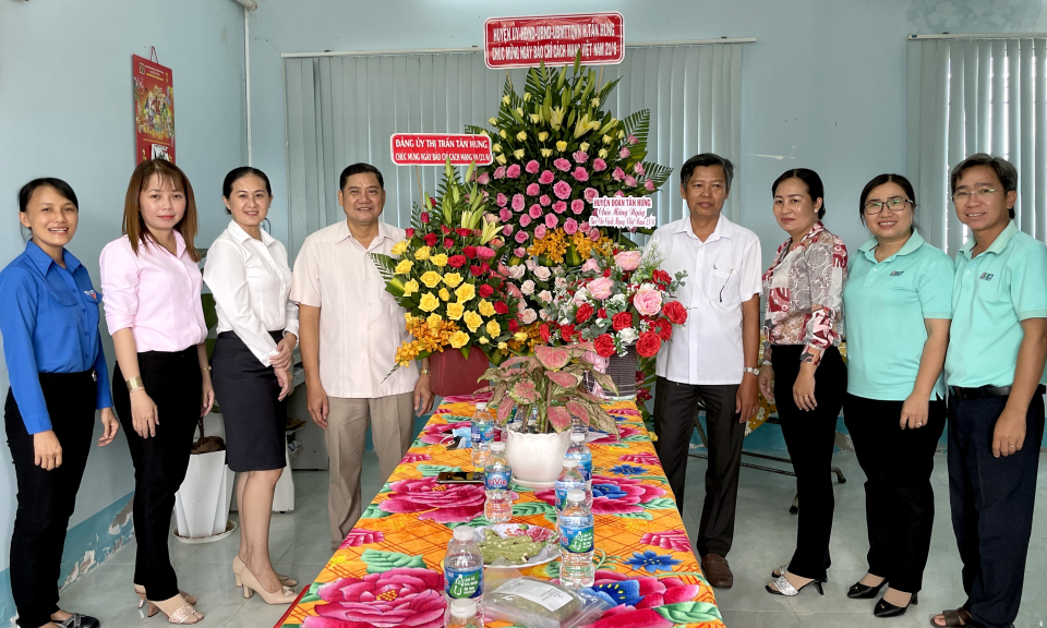 Lãnh đạo huyện Tân Hưng chúc mừng 97 năm Ngày Báo chí Cách mạng Việt Nam 21/6