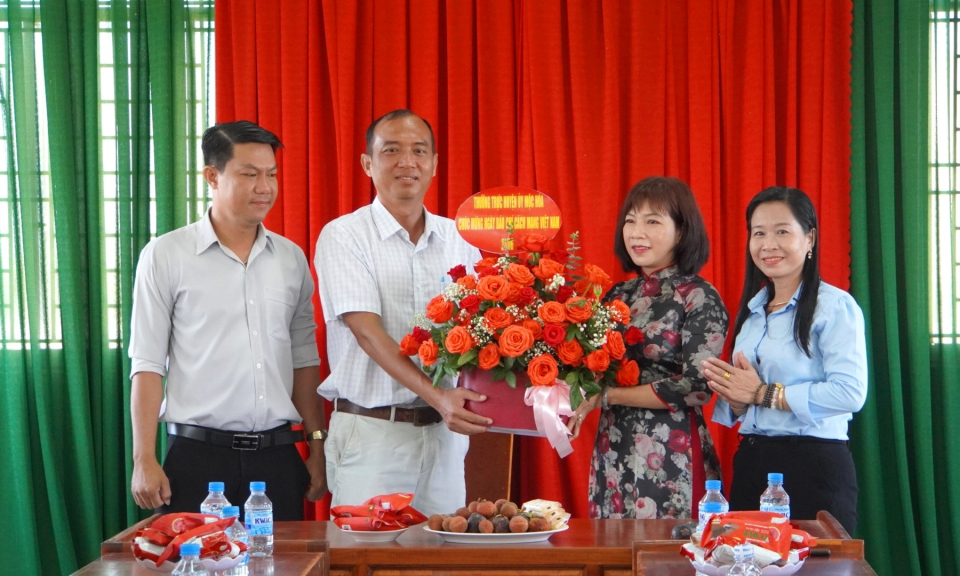 Huyện ủy Mộc Hóa chúc mừng nhân Ngày Báo chí Cách mạng Việt Nam 21/6
