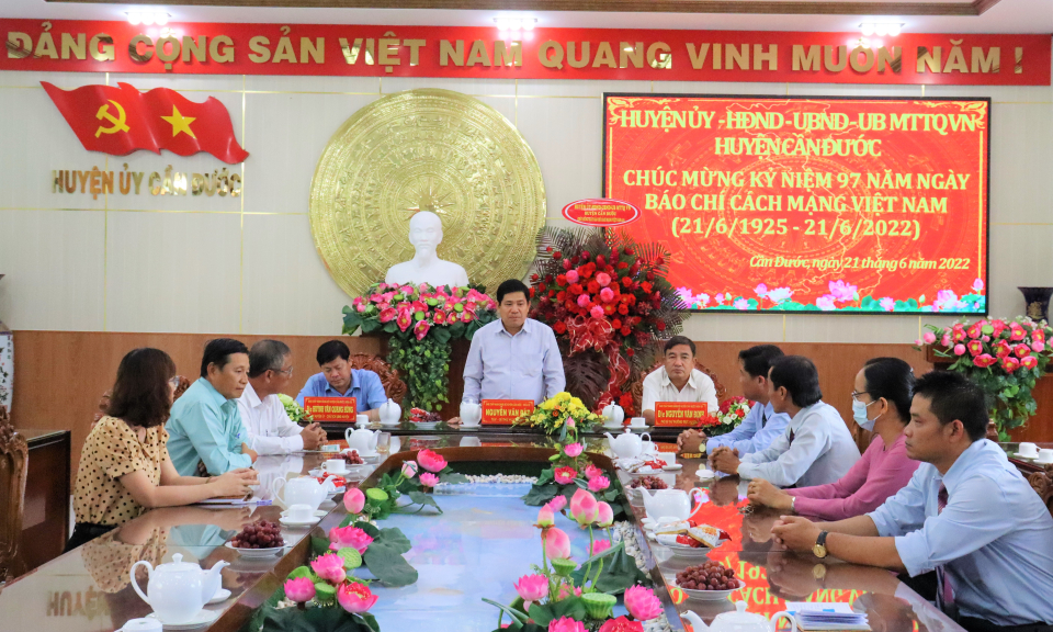 Ban Thường vụ Huyện ủy Cần Đước chúc mừng ngày Báo chí Cách mạng Việt Nam