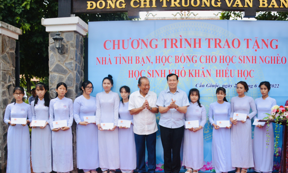 Nguyên Phó Thủ tướng Trương Hòa Bình tặng nhà tình bạn, học bổng học sinh nghèo vượt khó tại huyện Cần Giuộc.
