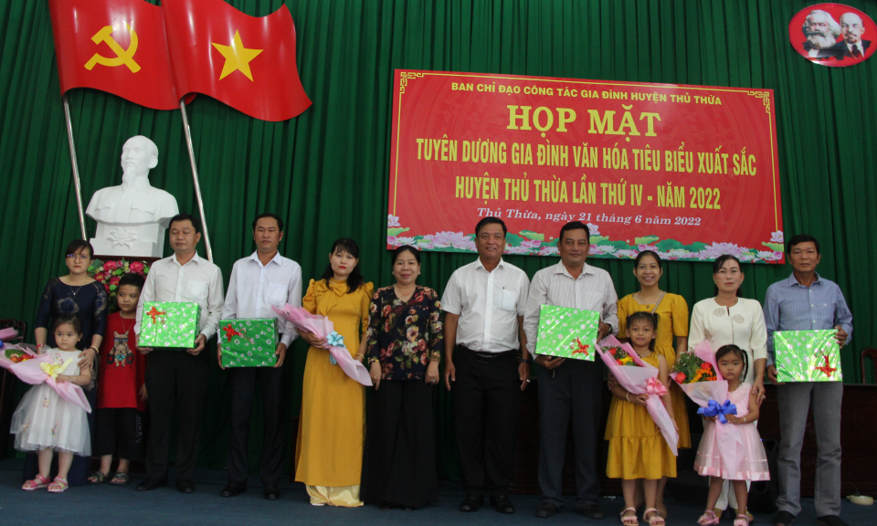 Thủ Thừa họp mặt tuyên dương gia đình văn hóa tiêu biểu