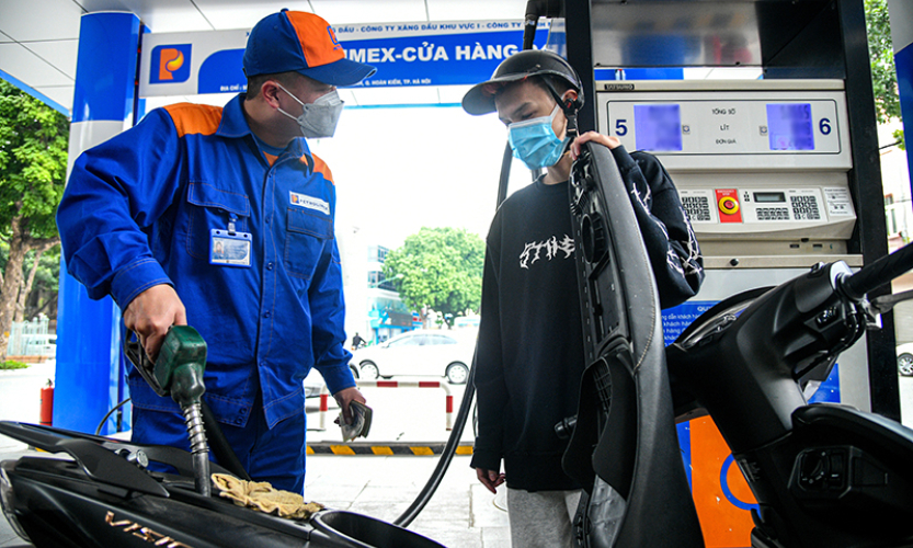 Giá xăng dầu đồng loạt tăng, xăng RON-95 tăng gần 500 đồng/lít