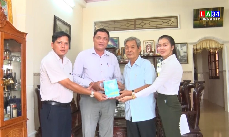 Trao tặng Hồi ký “Từ Ba Cụm vào Chiến Khu”