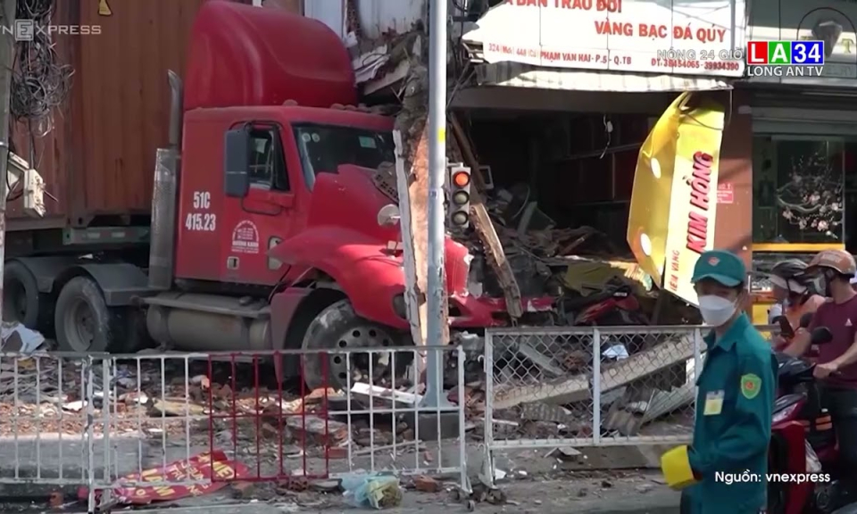 Kinh hoàng cảnh xe container tông tiệm vàng