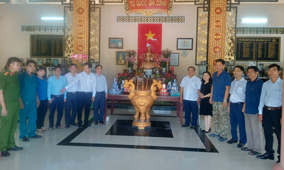 Tặng Tượng Bác Hồ cho Khu tưởng niệm liệt sĩ Trung đoàn 207