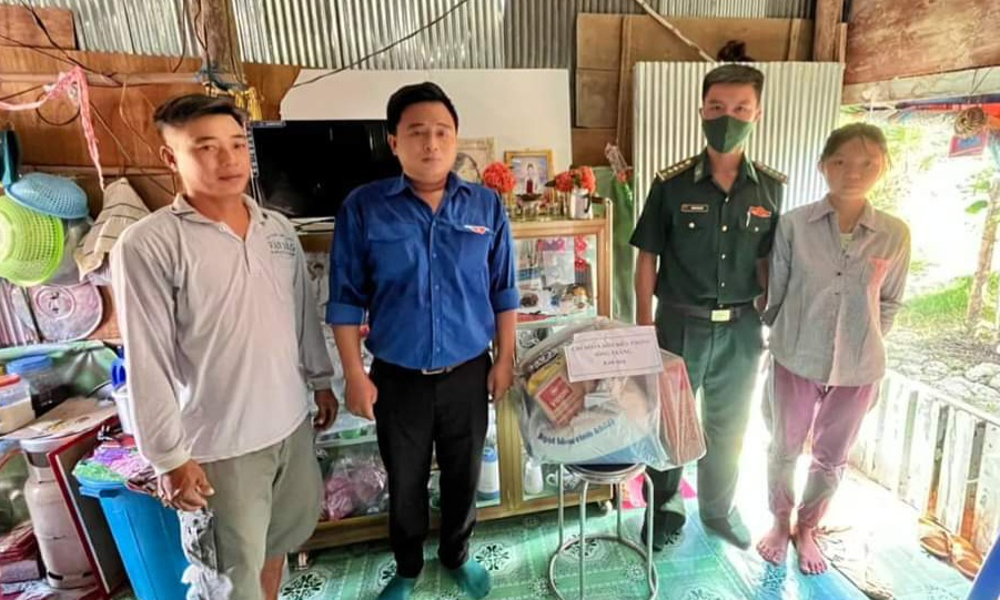 Tân Hưng: Đồn Biên phòng Sông Trăng thăm, tặng quà cho hộ đặc biệt khó khăn