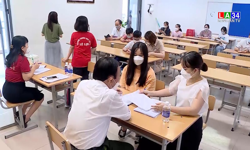 Ký cam kết vaccine là cần thiết
