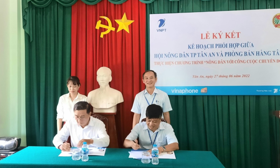 Hội Nông dân thành phố Tân An ký kết chương trình “nông dân với công cuộc chuyển đổi số”