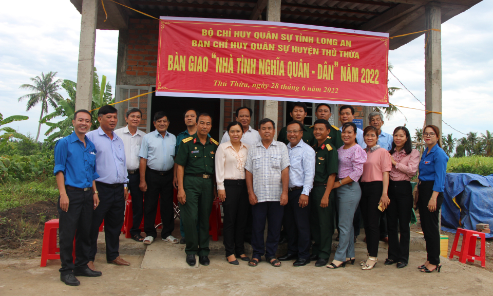 Thủ Thừa trao tặng nhà tình nghĩa Quân – Dân