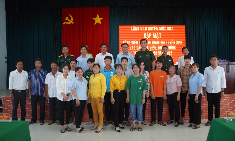  Bí thư Huyện ủy Mộc Hóa gặp mặt động viên thí sinh tham gia tuyển sinh quân sự năm 2022