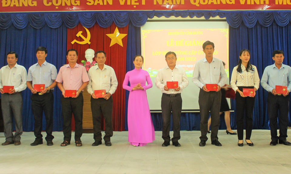 Cần Đước bế giảng lớp bồi dưỡng cấp ủy cơ sở năm 2022