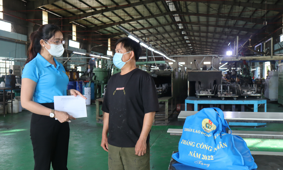 Bến Lức thăm, tặng quà cho công nhân khuyết tật khó khăn
