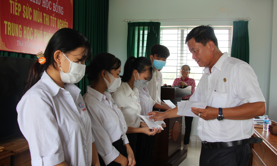 Thủ Thừa trao học bổng tiếp sức mùa thi tốt nghiệp THPT năm 2022