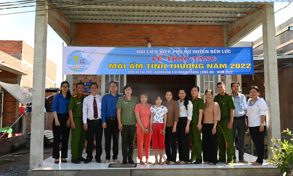 Bến Lức trao "Mái ấm tình thương" cho hội viên phụ nữ