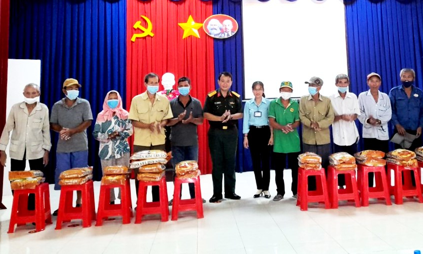 Ban chi huy quân sự huyện Cần Đước tặng 5 tấn gao cho hộ khó khăn  