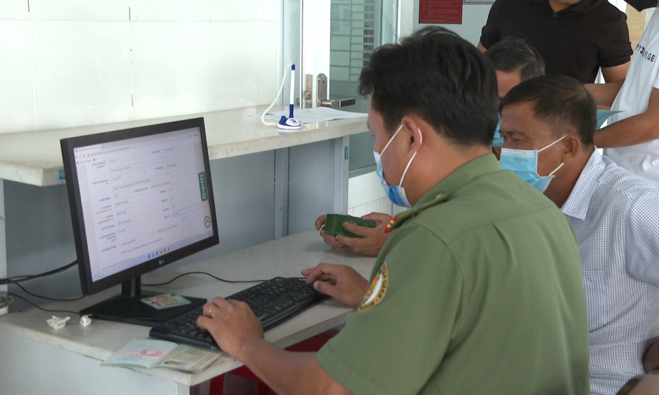 Công an Long An bắt đầu cấp hộ chiếu mẫu mới