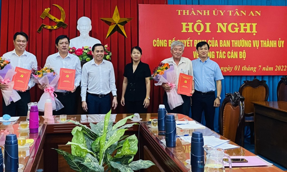 Thành ủy thành phố Tân An công bố quyết định về công tác cán bộ