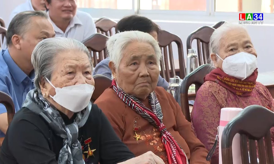 Tặng quà cho các Bà Mẹ Việt Nam Anh Hùng