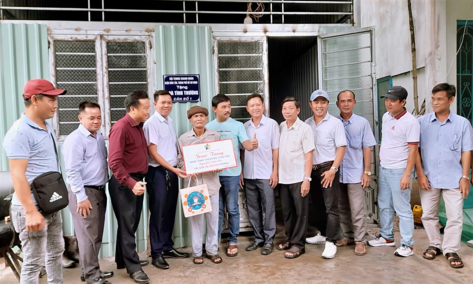 Tân Thạnh: Hội Tennis doanh nhân quận Bình Tân TP.HCM trao tặng 6 căn nhà tình thương tại xã Tân Ninh