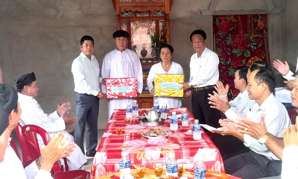 Tân Thạnh trao nhà đại đoàn kết cho hộ cận nghèo