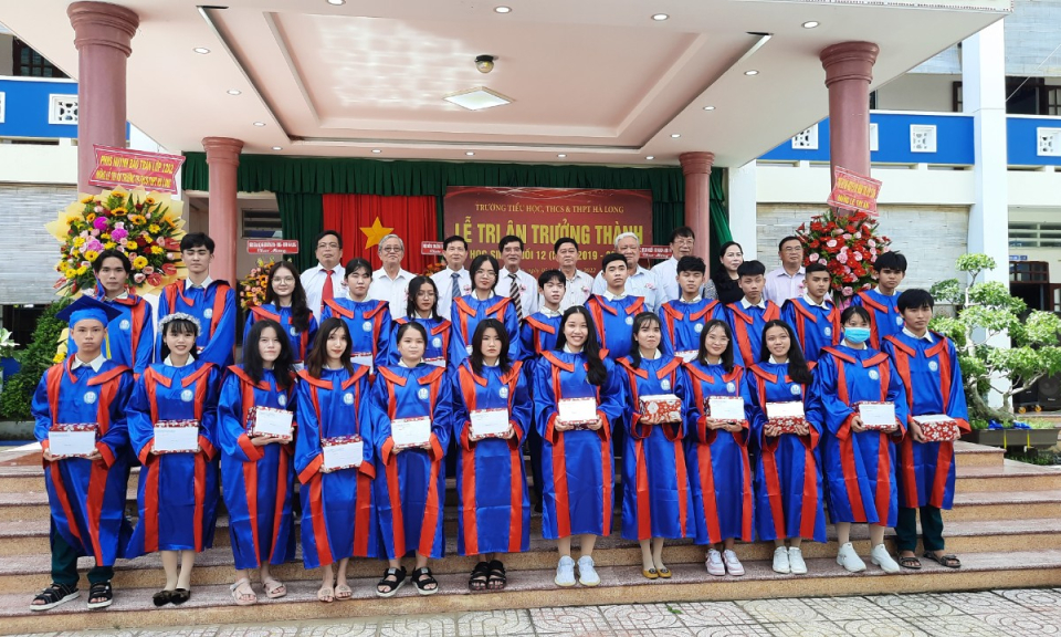 Trường Hà Long (TP Tân An) tổ chức lễ tri ân và trưởng thành cho học sinh khối lớp 12