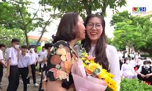 Lưu luyến khoảnh khắc chia tay tuổi học trò