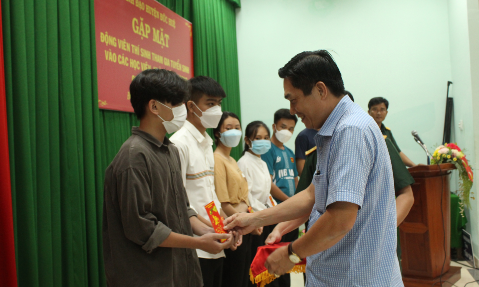 Lãnh đạo huyện Đức Huệ động viên thí sinh thi vào các học viện, nhà trường trong quân đội năm 2022