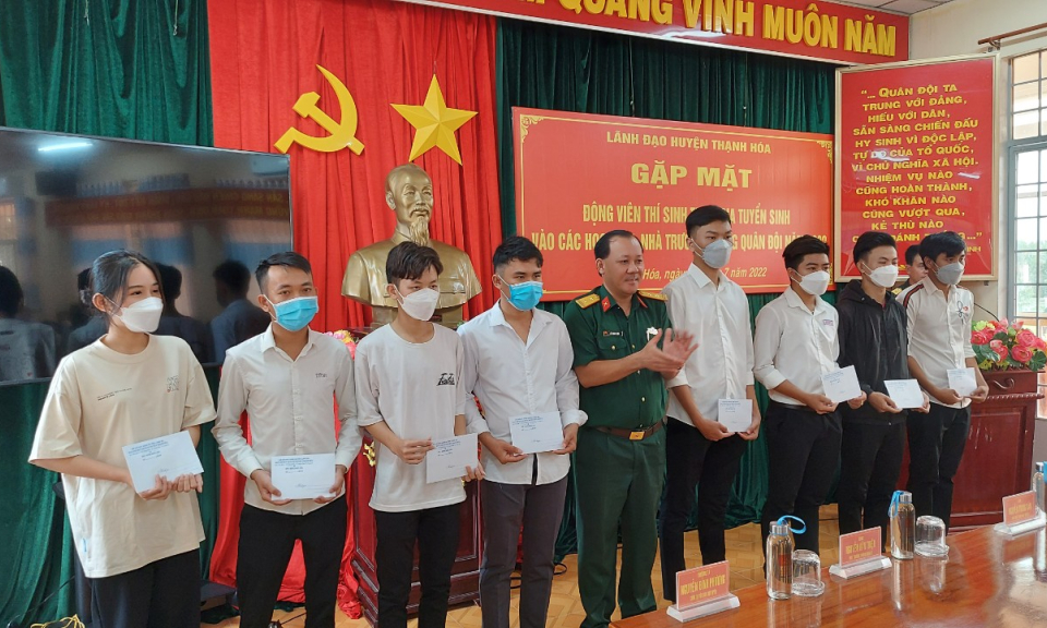  Lãnh đạo huyện Thạnh Hóa gặp mặt thí sinh thi vào các học viện, nhà trường trong quân đội năm 2022