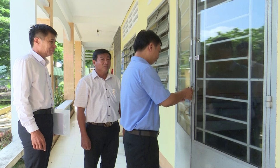 Lãnh đạo huyện Tân Trụ kiểm tra công tác chuẩn bị kỳ thi tốt nghiệp THPT