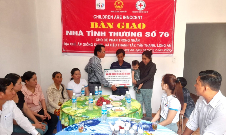 Tân Thạnh trao nhà tình thương và tiền hỗ trợ cho hộ có hoàn cảnh đặc biệt khó khăn