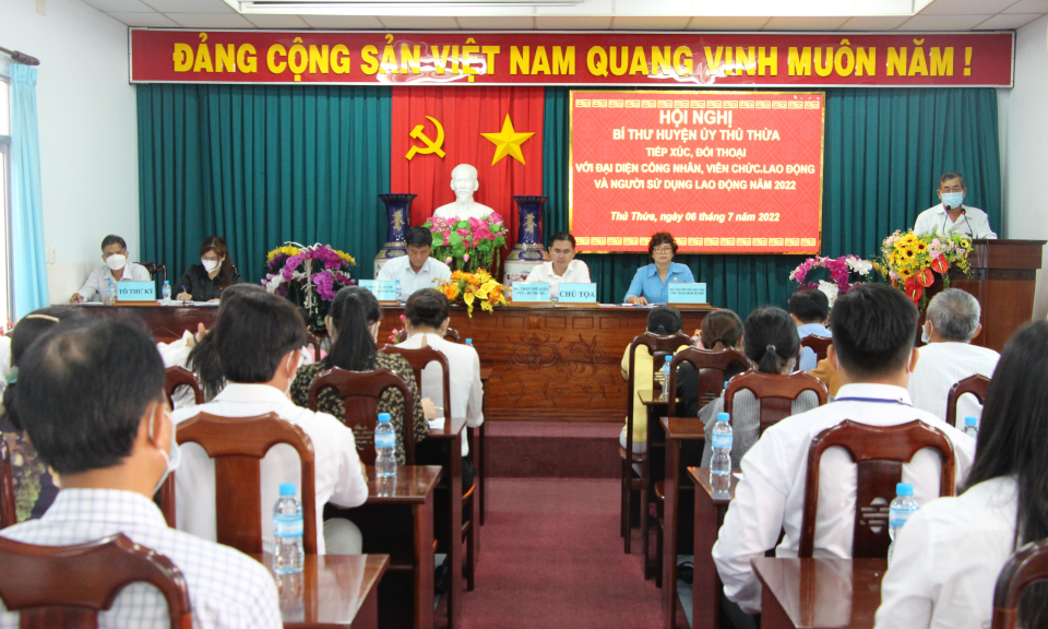  Bí thư Huyện ủy Thủ Thừa đối thoại với công nhân, viên chức, lao động và người sử dụng lao động