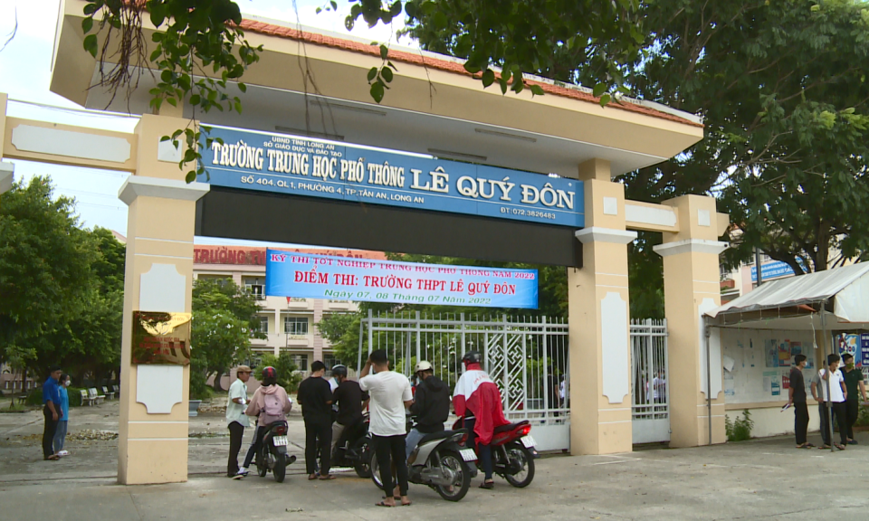Thí sinh Long An làm thủ tục dự thi, sẵn sàng cho kỳ thi tốt nghiệp THPT năm 2022