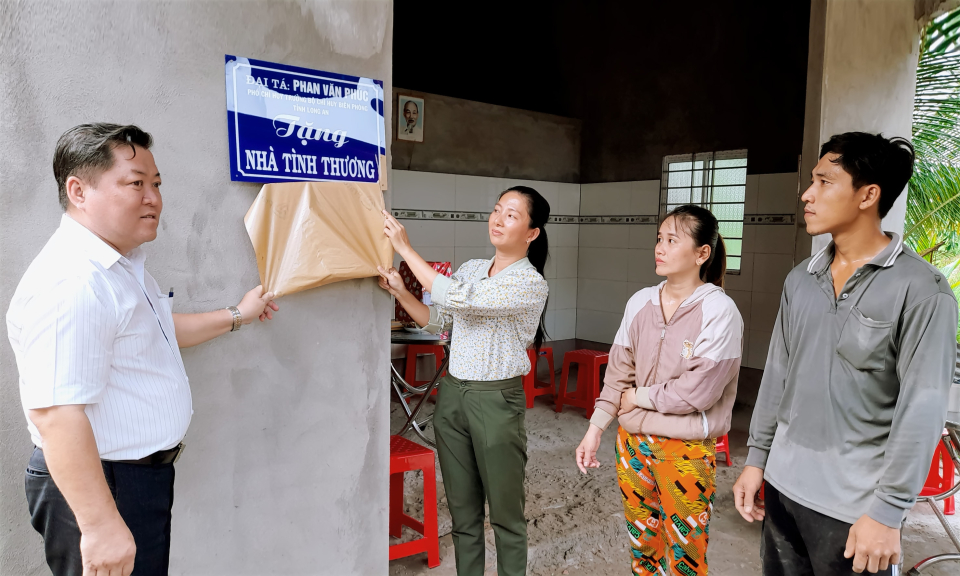 Thị trấn Tân Thạnh trao tặng nhà tình thương cho hộ nghèo