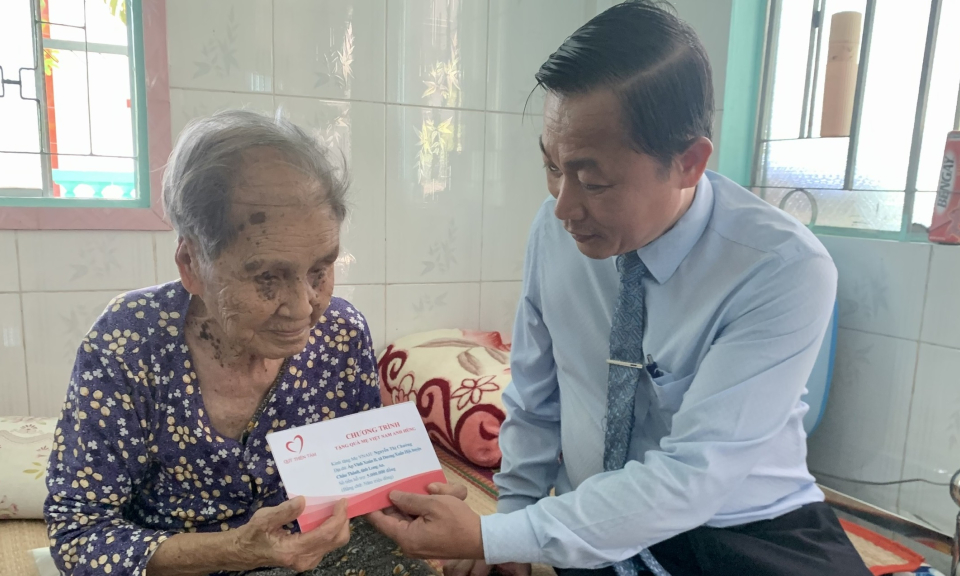 Lãnh đạo huyện Châu Thành thăm và tặng quà Mẹ Việt Nam anh hùng