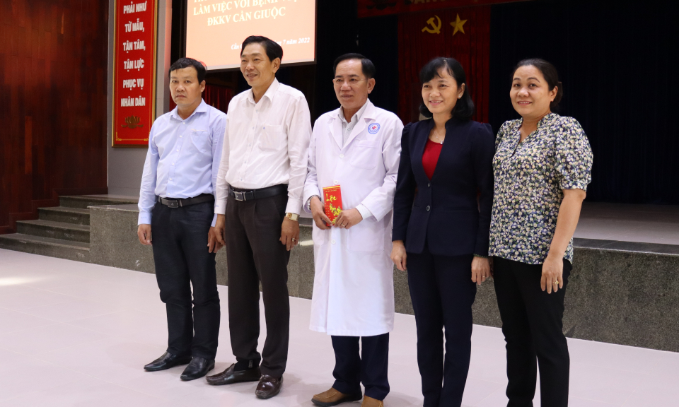 Phó Bí thư Thường trực Huyện ủy Cần Giuộc làm việc với Bệnh viện Đa khoa khu vực Cần Giuộc