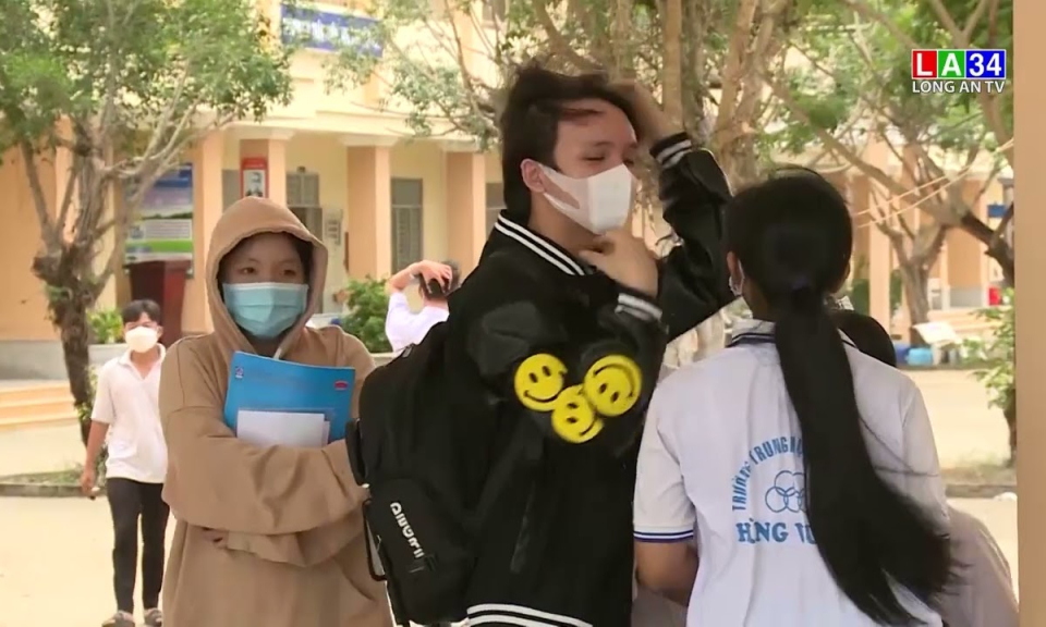 Thí sinh Long An phấn khởi sau khi hoàn thành bài thi tổ hợp