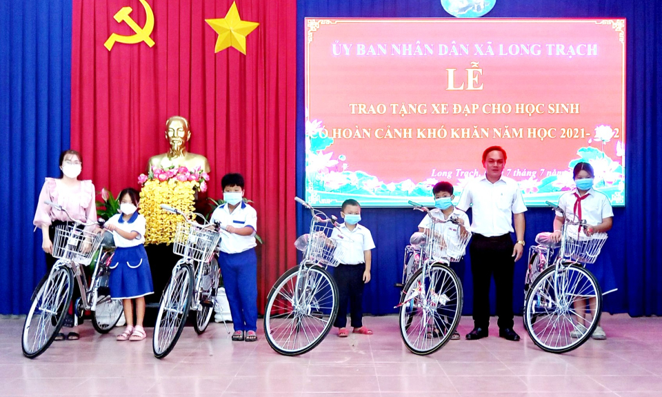 Cần Đước tặng 20 chiếc xe đạp cho học sinh có hoàn cảnh khó khăn