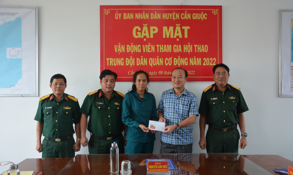 Cần Giuộc gặp mặt vận động viên tham gia Hội thao Trung đội Dân quân cơ động năm 2022