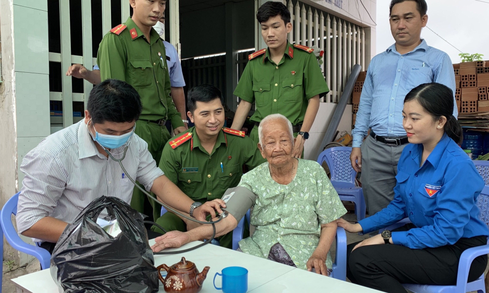 Bến Lức thăm, tặng quà gia đình chính sách, người có công 