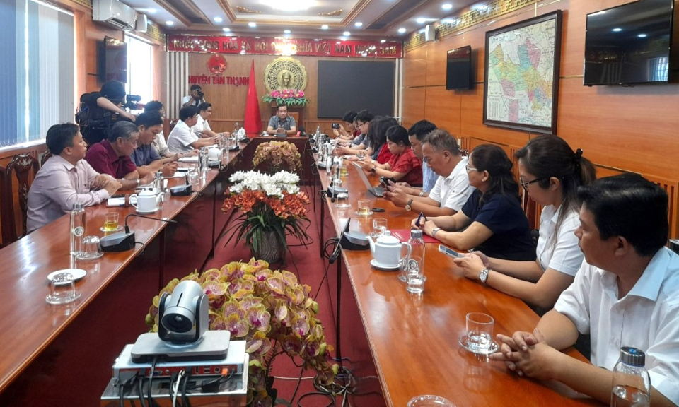Agribank Long an và đoàn công tác Báo chí làm việc tại huyện Tân Thạnh