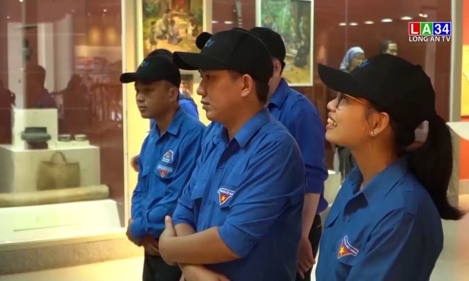 Chi đoàn Đài PT&TH Long An phối hợp các đơn vị tổ chức hoạt động Về nguồn tại Đức Huệ