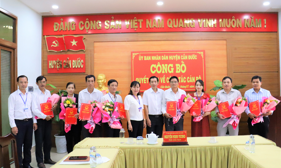 Ủy ban Nhân dân Cần Đước trao quyết định về công tác cán bộ
