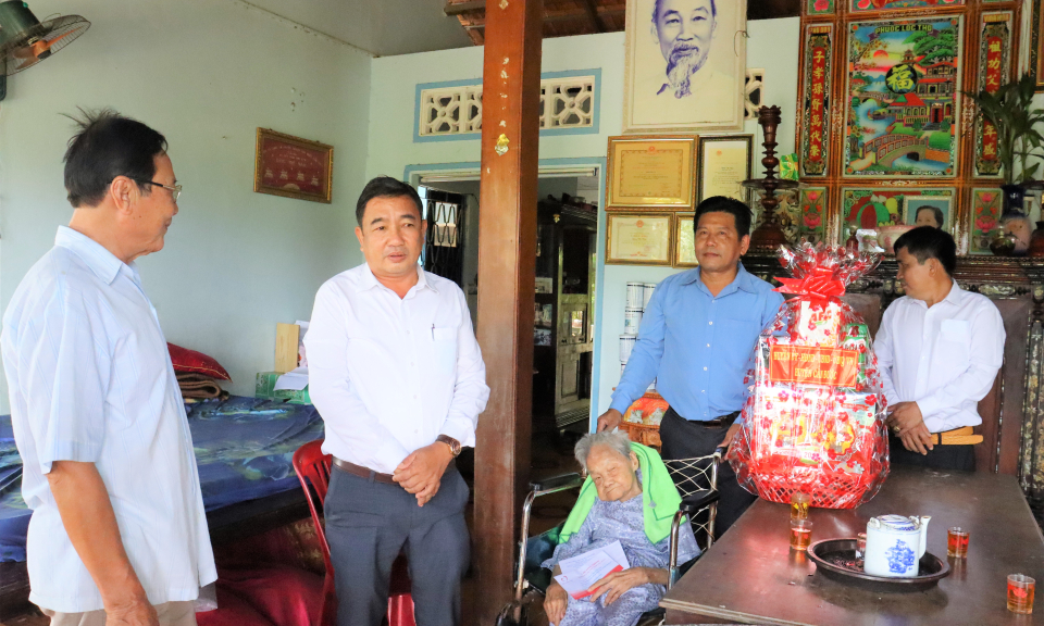 Phó Bí thư Huyện ủy Cần Đước thăm, tặng quà Mẹ Việt Nam anh hùng