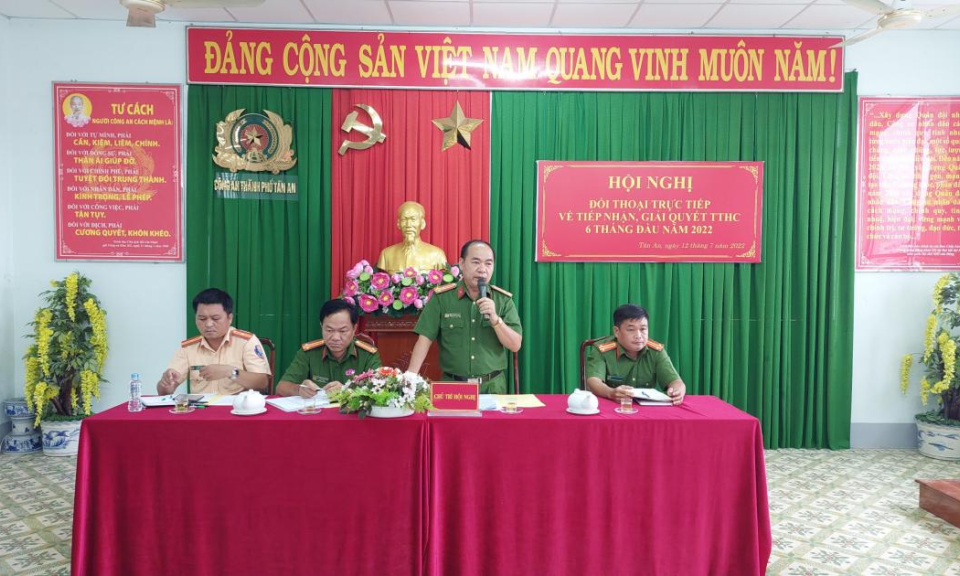 Công an thành phố. Tân An đối thoại trực tiếp về tiếp nhận, giải quyết thủ tục hành chính 