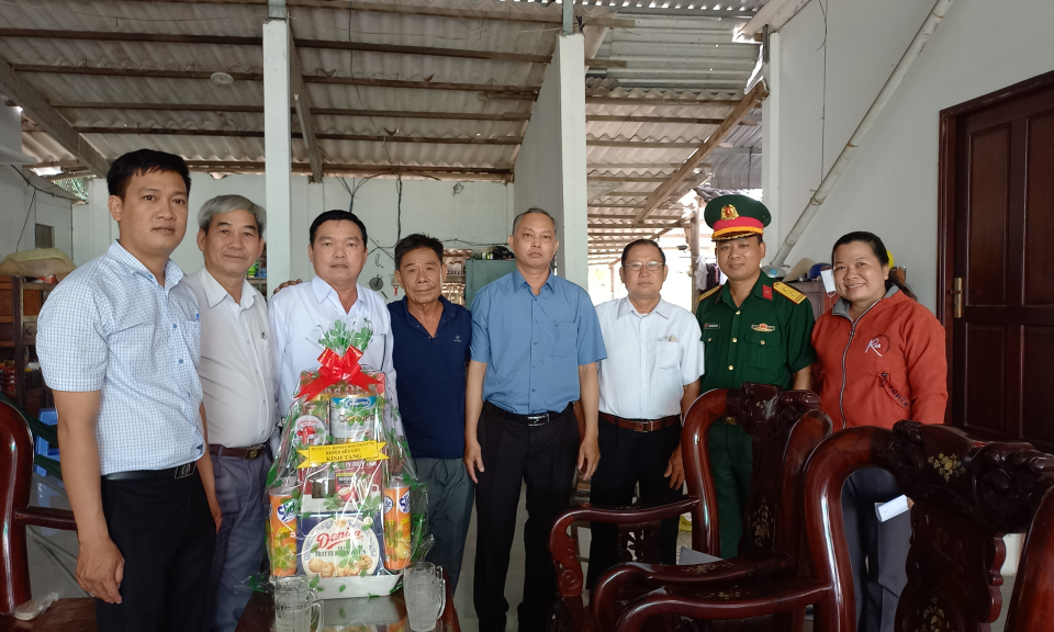  Bí thư Huyện ủy Bến Lức thăm gia đình chính sách
